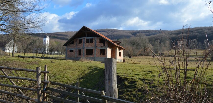 Alkalmi vétel ! 4.700 m²-es telek szerkezetkész házzal Lisznyóban.