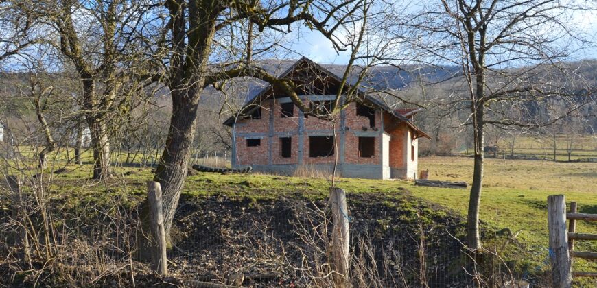 Ocazie ! Teren de 4.700 m² cu constructie la rosu in Lisnau.