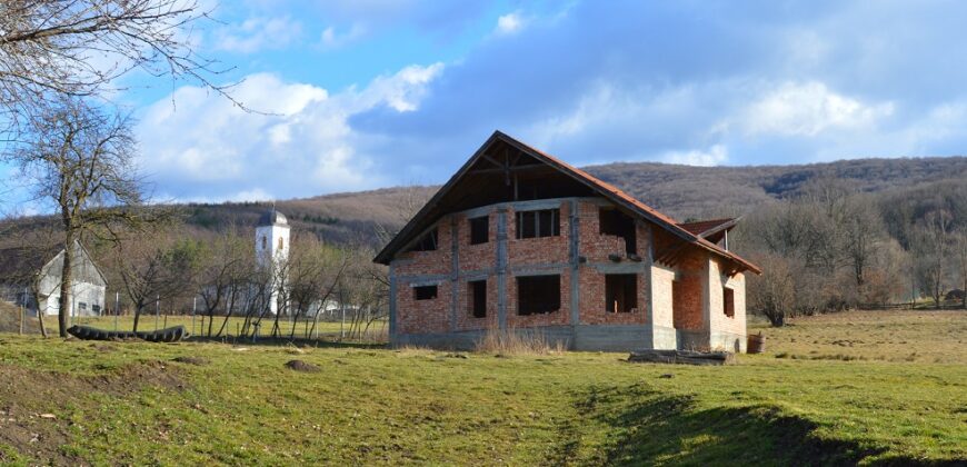 Ocazie ! Teren de 4.700 m² cu constructie la rosu in Lisnau.