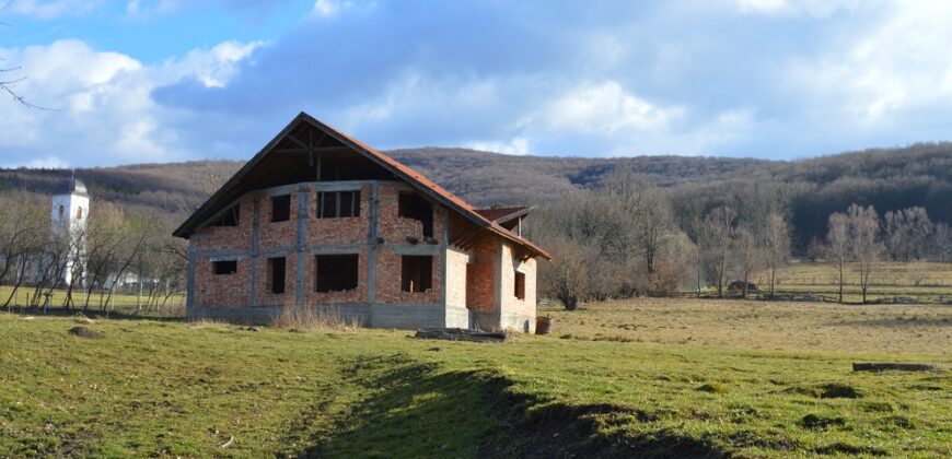 Ocazie ! Teren de 4.700 m² cu constructie la rosu in Lisnau.